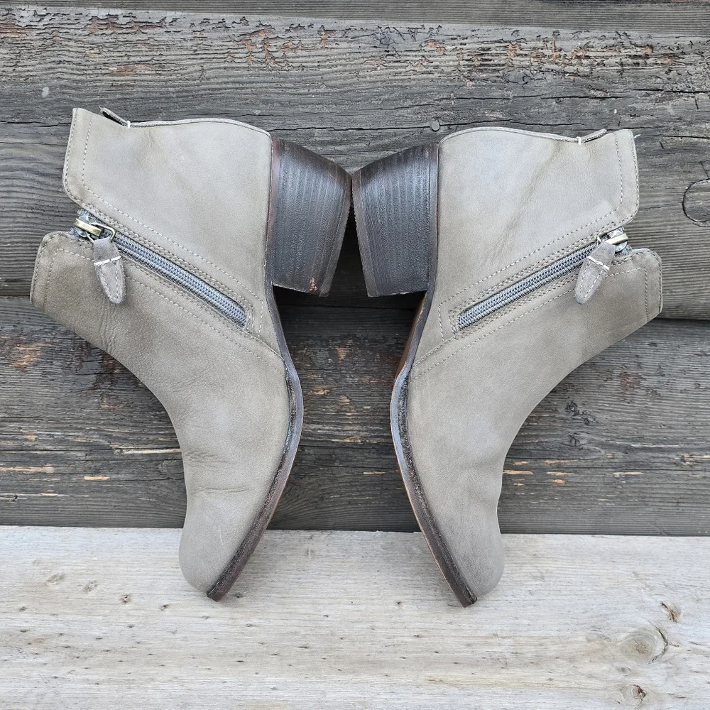 Clarks Maypearl Ramie Coastal Cowgirl Nubuck Leather Comfort Bootie 7M